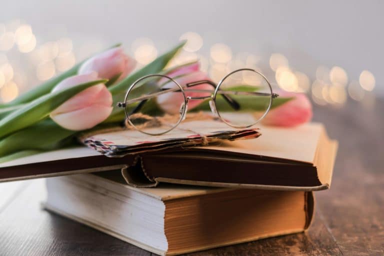 Des lunettes et des tulipes sur des livres