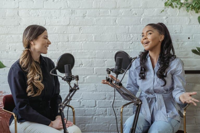 Deux femmes parlent dans un podcast