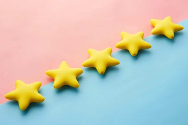 5 étoiles sont sur un fond rose et bleu