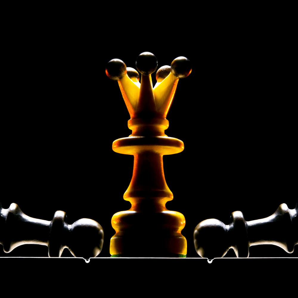 Un roi (échecs) se tient debout devant des pions inclinés