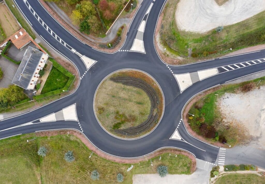 Rond-point vu du ciel symbolisant une période de transition.