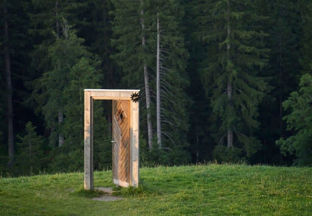 Porte ouverte symbolisant un nouveau choix aligné.