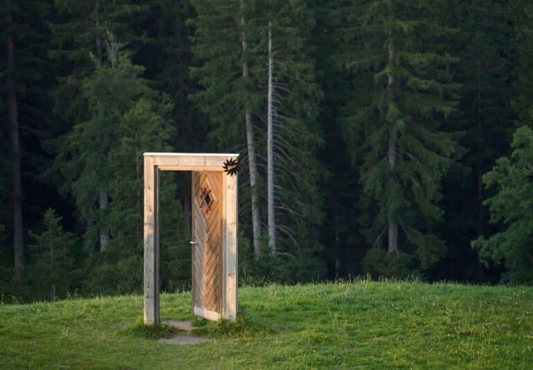 Porte ouverte symbolisant un nouveau choix aligné.